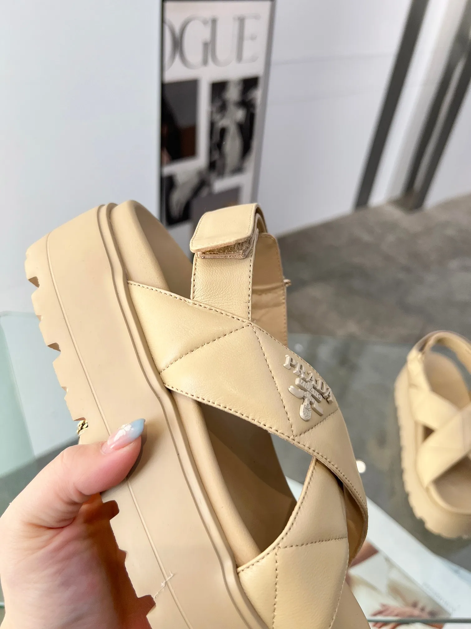 👟👟Ex-factory price 460👟👟 PRADA 2025 vs spring and summer popular sandals series... [Thick-soled double-button sandals] Original 1:1 customization, this year's most fashionable and popular retro British style, simple and elegant, all styles are good-looking, platform thick soles make you slimmer and taller, very comfortable, fashionable and versatile... Many Internet celebrities are on their feet. These platform round-toe thick-soled shoes are very popular this year. They can be worn (increased) for both leisure and leisure. ❶Material: Customized imported calf leather ❷Inner: Customized imported sheepskin ❸Outsole: Original molded ultra-light outsole ❹Sole thickness: 5.5cm ❺Number of yards: 35-40 ❻Packaging: Original full set of packaging ☀Color: Official website updated simultaneously